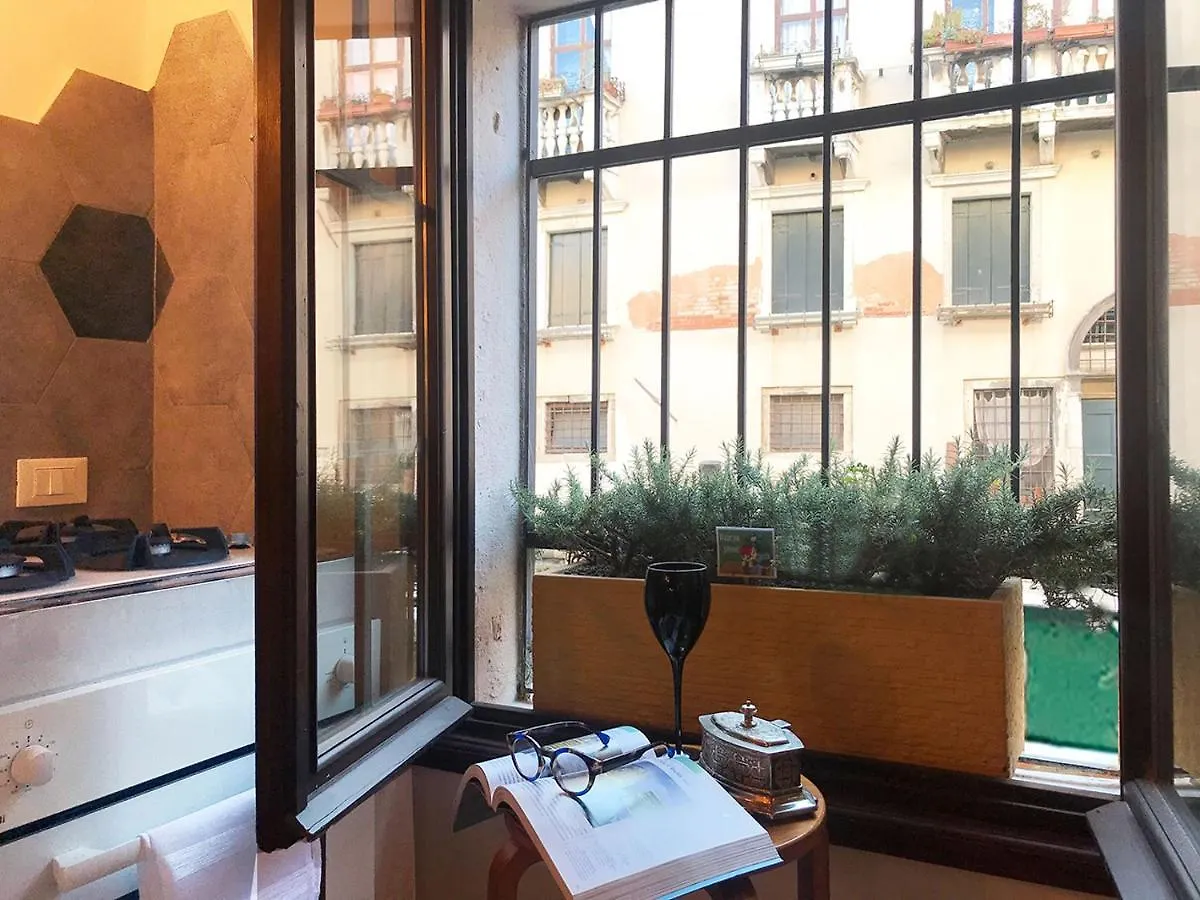Daire Casa Furlani Ai Dalmati - Your Home On The Canal Venedik